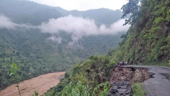 पृथ्वी राजमार्गको भासिएको सडकबाट एउटा कार मर्स्याङ्दी नदीको खोंचमा खसेको भेटियो, उद्दारका लागि गोताखोर परिचालन 