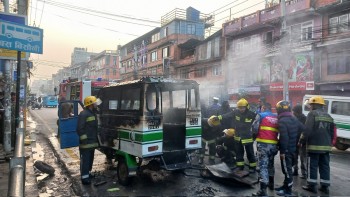 काठमाडौंमा गुडिरहेको टेम्पोमा एक्कासी आगलागी, दमकलको सहयोगमा आगो नियन्त्रण 