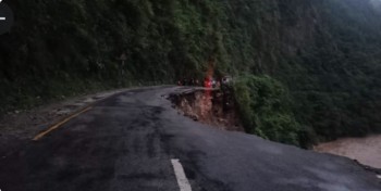 पृथ्वी राजमार्गको सडक २० मिटर भासियो, दुईतर्फी सवारी आवागमन अवरुद्ध