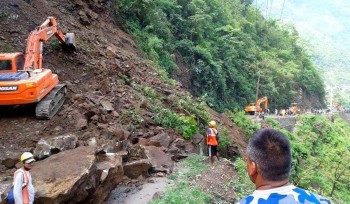 म्यादीको कुलौटामा लेदोसहितको पहिरो, बेनी–जोमसोम सडकखण्ड अवरुद्ध