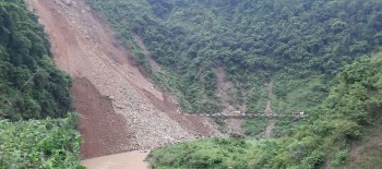 सिद्धार्थ राजमार्ग ४० मिटर भासियो, राजमार्ग अवरुद्ध हुँदा थुप्रै जिल्ला प्रभावित 