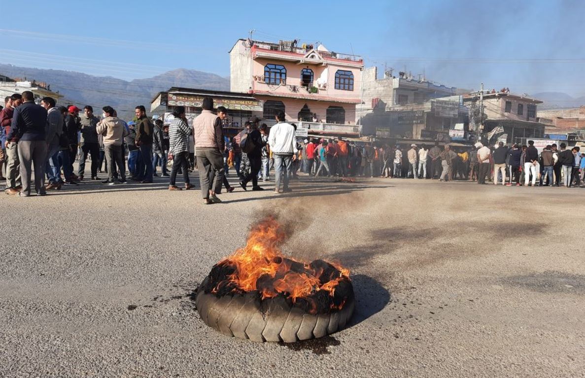 प्रहरीको कुटाइबाट व्यापारीको मृत्यु भएको विरोधमा सुर्खेतमा यातायात र बजार बन्द, यात्रुहरु अलपत्र 