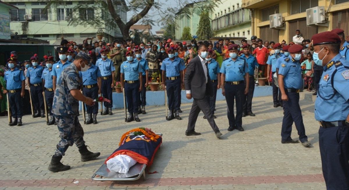 झडपमा मारिएकी प्रहरी जवान श्रेष्ठको शवको अन्तिम विदाइ, भक्कानियो सबैको मन 